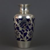 Künstler-Vase - Gablonz, blaues Glas mit Silber-Overlay, großformatige stilisierte Blüten, Höhe ca.