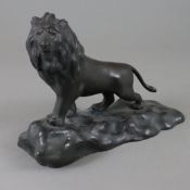 Schreitender Löwe - wohl Japan, Bronze, dunkel patiniert, vollplastische Darstellung, auf naturalis