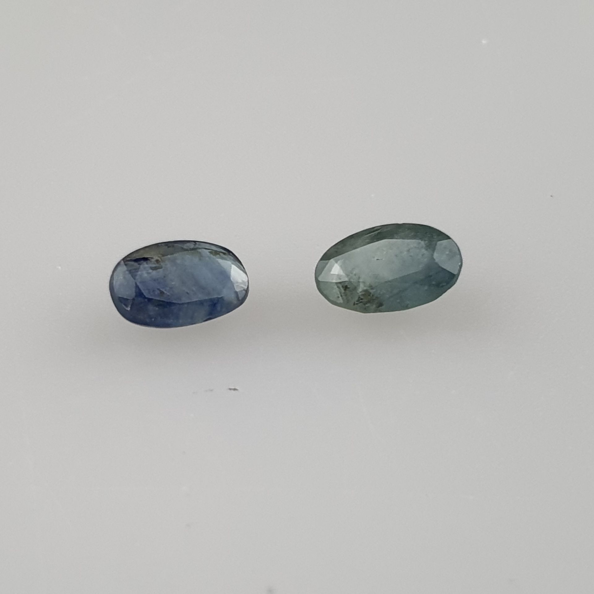 Zwei lose Saphire - oval facettiert, 1.18 ct. und 1.27 ct | LOT OF 2 Natural Blue Sapphire Certifie - Bild 2 aus 4