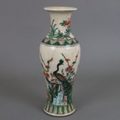 Balustervase- China 20.Jh., Crème-Glasur mit beigem Craquelé, darauf Dekor im Famille Verte-Stil mi