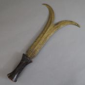 Sichelmesser/Trumbasch -D.R. Republik Kongo- seltene Form mit geteilter Klinge aus Messing, hölzern