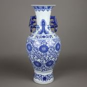 Blau-weiße Vase - China, Balusterform mit leicht ausgestellter Mündung, dekoriert in Unterglasurbla