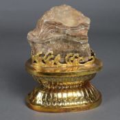Zierobjekt/Fleischstein auf Sockel – China, späte Qing-Dynastie, Kupferbronze vergoldet, teils grav