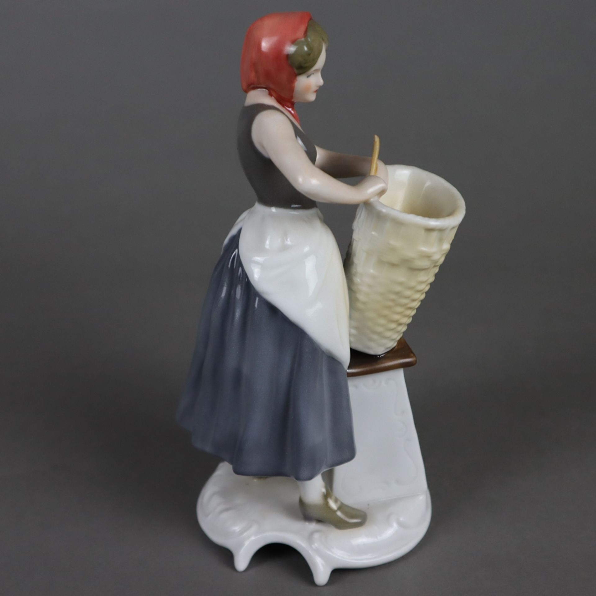 Porzellanfigur "Korbflechterin" - Goebel, Modell-Nr.16 053 aus der Handwerker-Serie, Porzellan, pol - Image 4 of 8