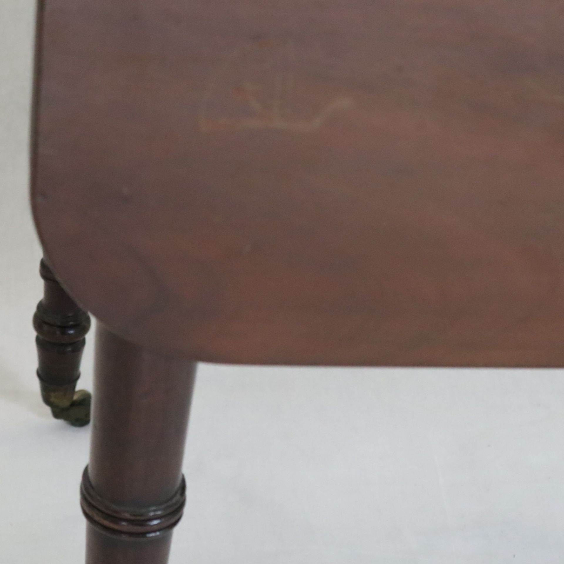 Pembroke-Table - England, 19.Jh., Mahagoni, Klapptisch auf vier gedrechselten Beinen mit Rollen, ei - Image 3 of 11