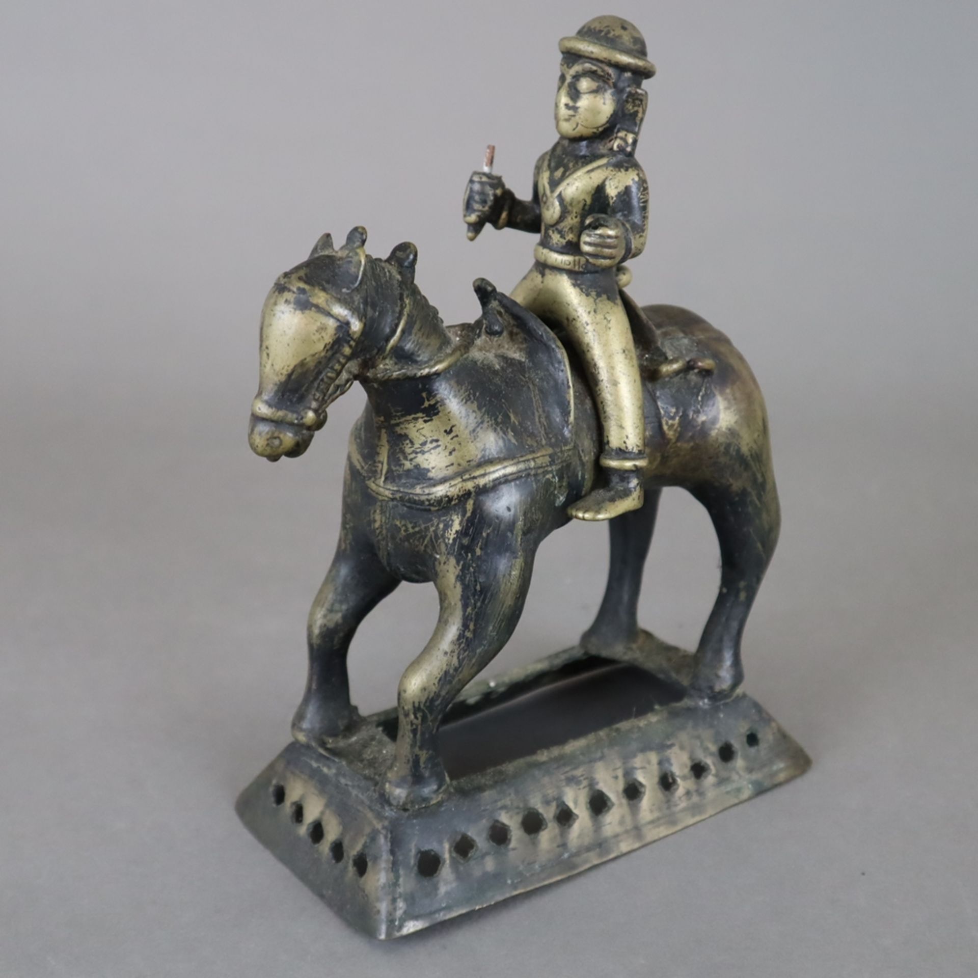 Reiter auf Pferd - Indien, gelbe Bronze, vermutlich die Gottheit Khandoba, die mit Shiva identisch