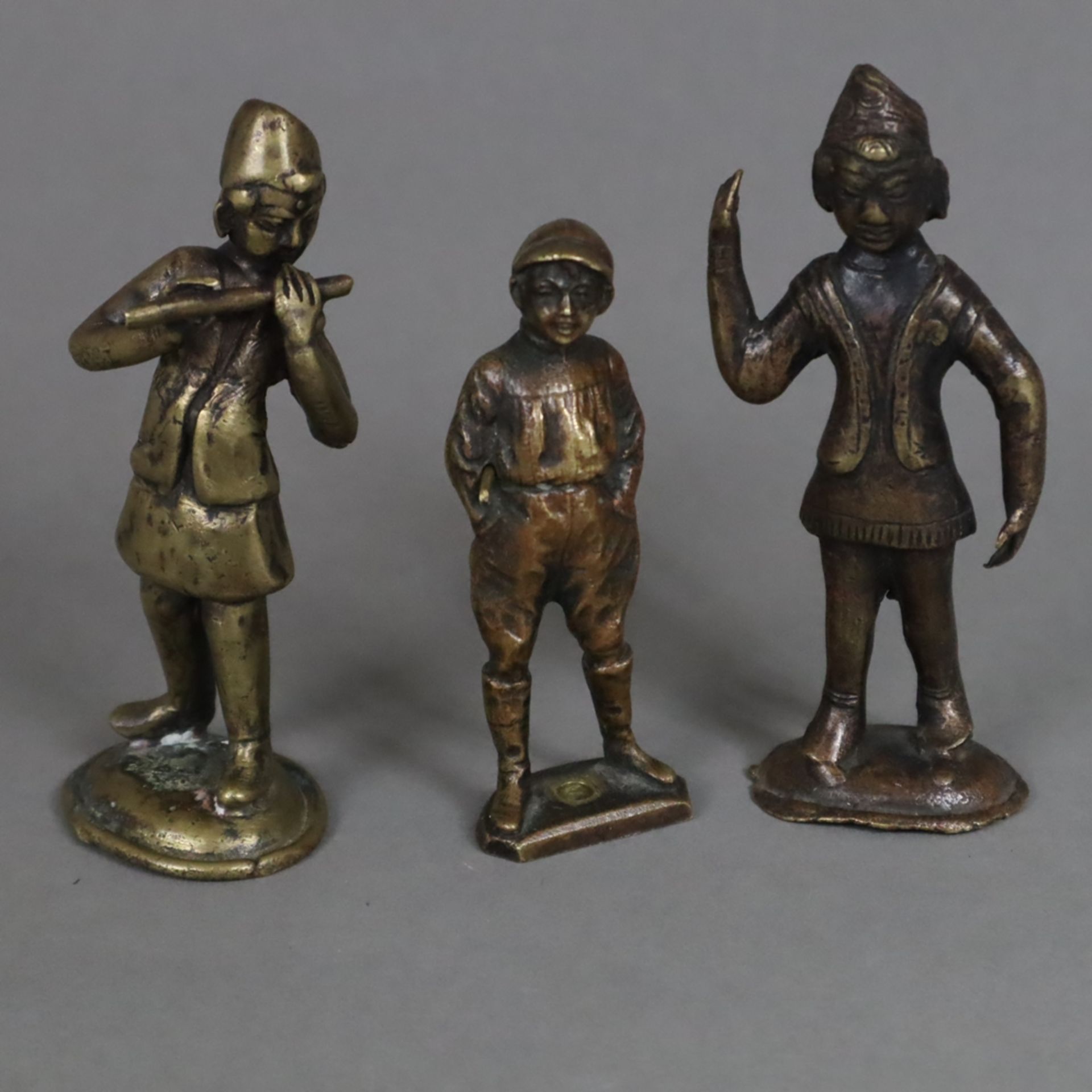 Konvolut Miniaturfiguren - 20.Jh., Bronze/Gelbguss, 1x Polospieler, 1x Flötenspieler, 1x Krieger, H