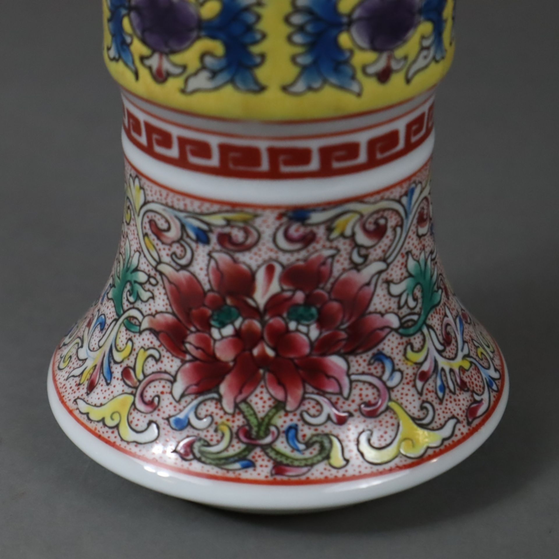 Vase - Porzellan, China 20.Jh., in traditioneller Gu-Form mit üppigem floralen Schmelzfarbendekor, - Bild 6 aus 8