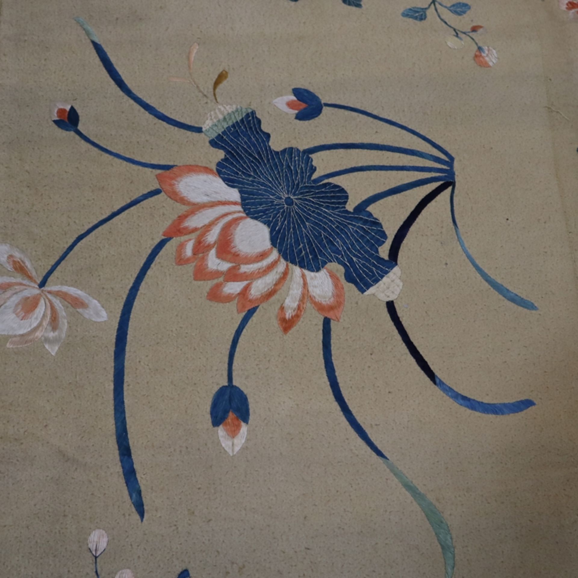 Bestickter Wandbehang - China, teils ausgehende Qing-Dynastie, sehr großes Textil bestickt mit blüh - Bild 3 aus 15