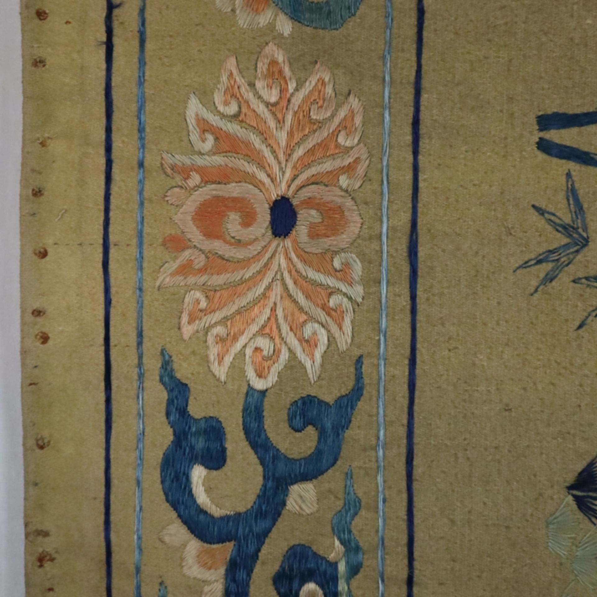 Bestickter Wandbehang - China, teils ausgehende Qing-Dynastie, sehr großes Textil bestickt mit blüh - Bild 4 aus 15