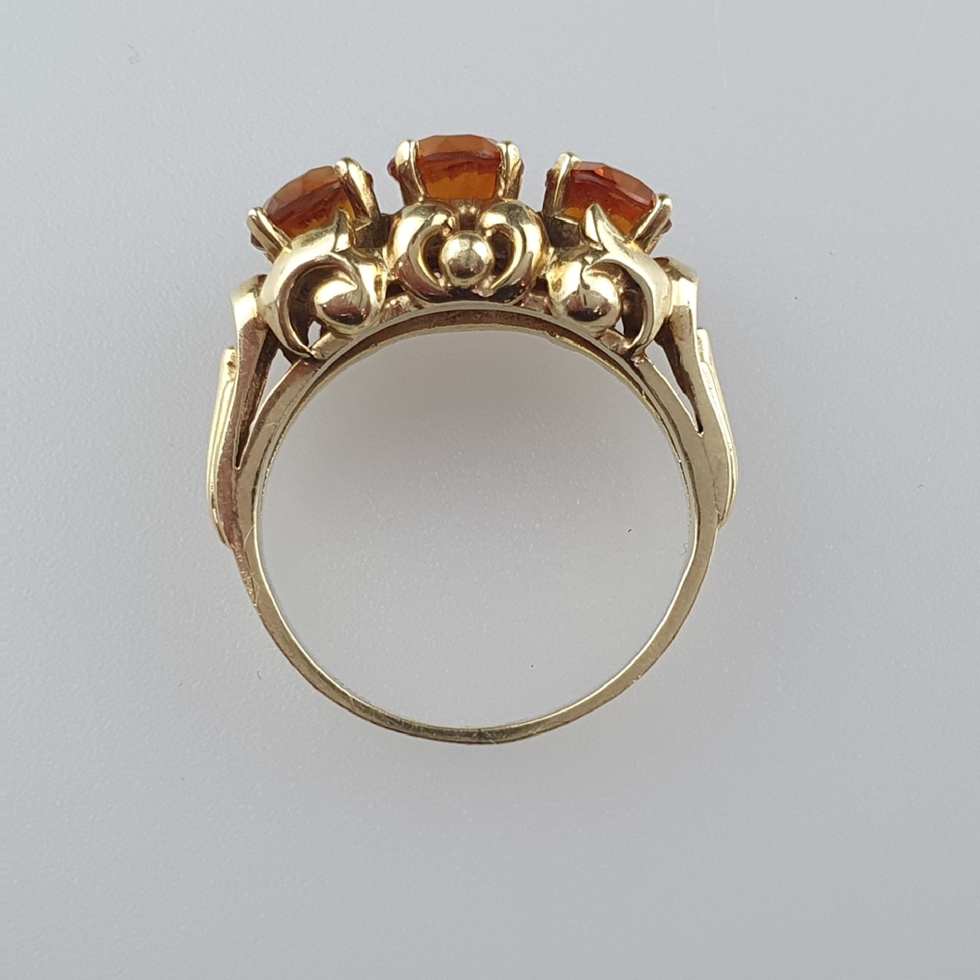 Goldring - Gelbgold 585/000, gestempelt, länglicher Ringkopf mit C-Schwüngen und drei facettierten - Image 5 of 6