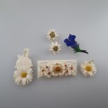 Konvolut Elfenbeinschmuck - 6-tlg: 4 florale Broschen, verschiedene Ausführungen und Größen, 2 Marg