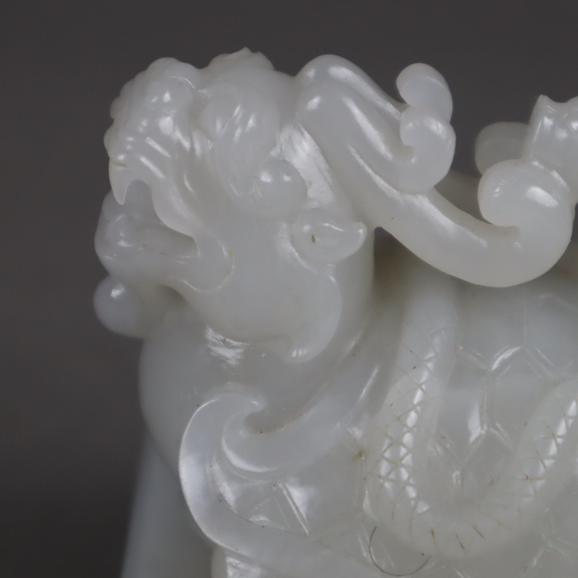Jadesiegel - China 20.Jh., fein geschnitzte gräulich-weiße Jade (1 Ecke bräunlich verfärbt), Siegel - Image 5 of 9