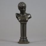 Figürliche Petschaft "Hermes" - Metallguss, bronziert, Hermes-Büste auf Säulensockel, im Boden Mono