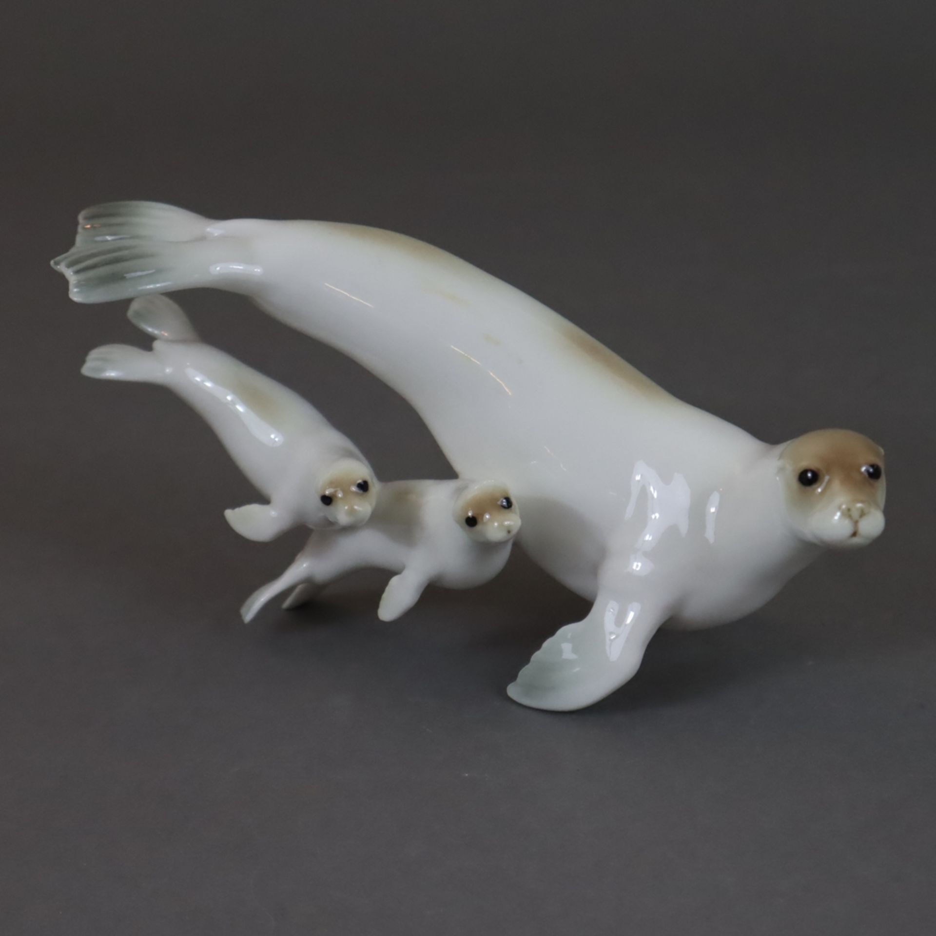 Tierplastik "Seeleopard mit Kindern" - Goebel, Entwurf von Uwe Netzsch (1988), Porzellan, naturalis