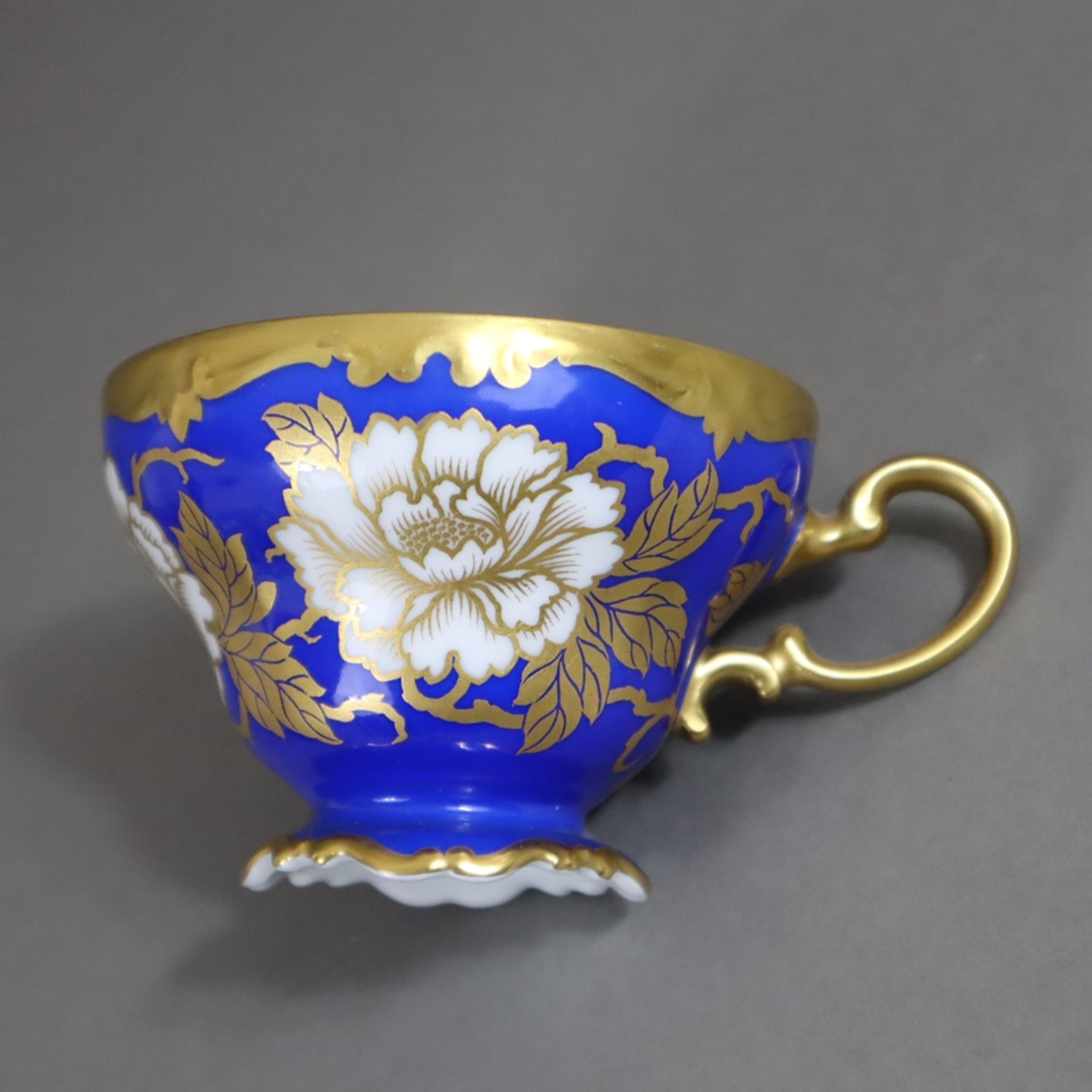 Konvolut Rosenthal - Porzellan, Blumenmalerei in Gold auf partiell blauem Fond, 1x Fußvase mit reli - Bild 7 aus 10