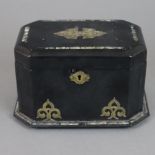 Teebox - England, 19.Jh., oktogonale Form auf vier gedrückten Kugelfüßen, Pappmaché, Schwarzlack, P