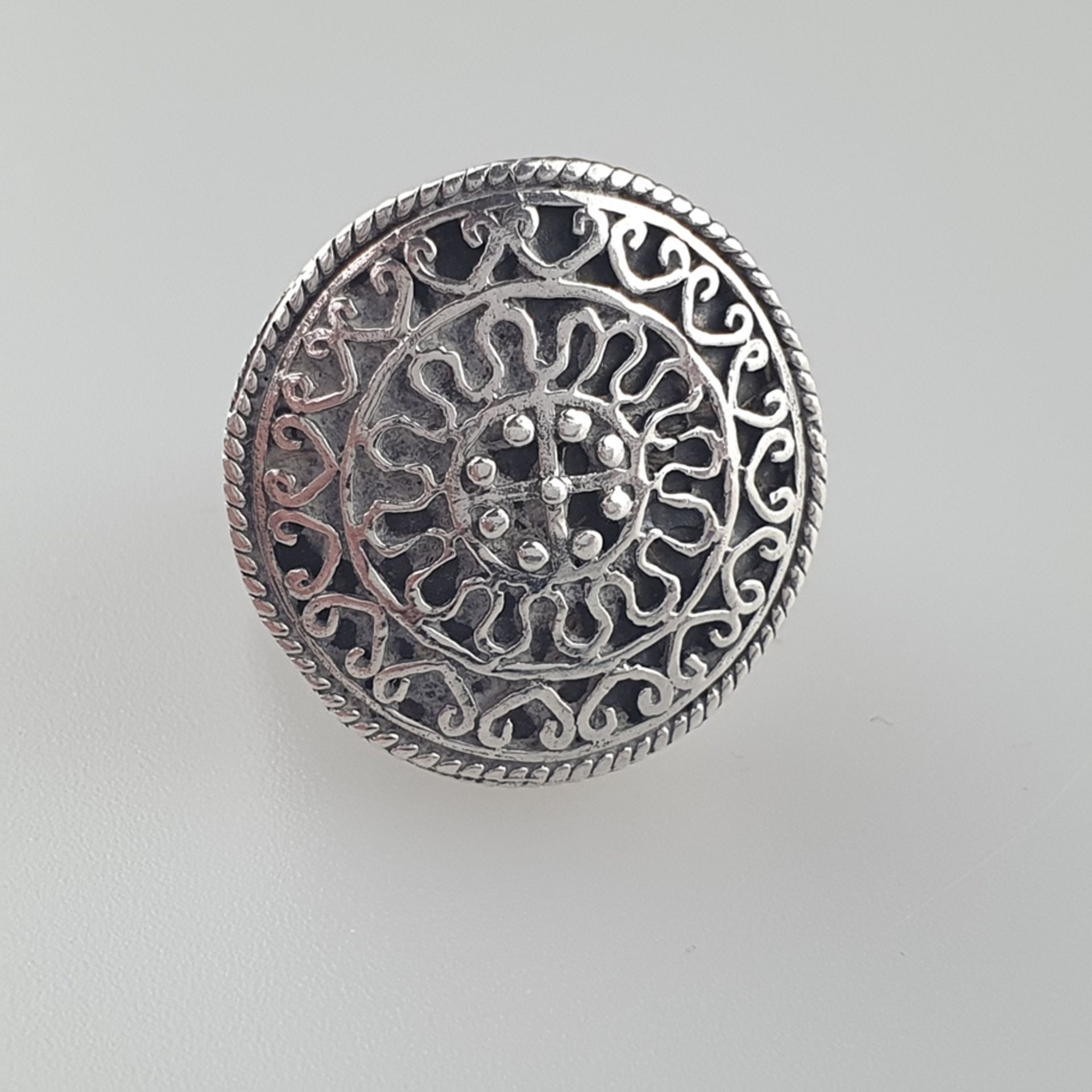 Silberring - runder kunstvoll durchbrochener Ringkopf orientalischer Prägung, Silberschmiedearbeit - Image 2 of 4
