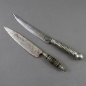 Zwei Messer - Nordafrika, mit gerader, einschneidiger Klinge, 1 Metallgriff mit Kugelknauf, 1 verzi