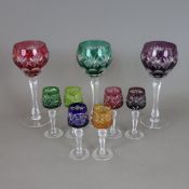 Drei Römergläser und sechs -Likörgläser- Kristallglas, verschiedenfarbig überfangen, geschliffen, r