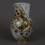 Jugendstil-Vase - Luneville, um 1900, Keramik, grün und gold bemalt, auf rundem Stand gebauchte Kor
