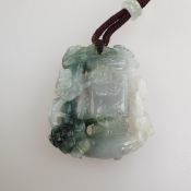 Gürtelanhänger - Jadeschnitzerei, gräulich weiße Jade mit grünen Einfärbungen, handgeschnitzt: mit