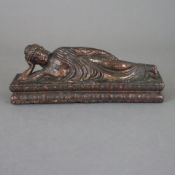 Liegender Buddha - sinotibetisch, Bronzelegierung, mit Goldlack überzogen, auf rechteckigem doppelt