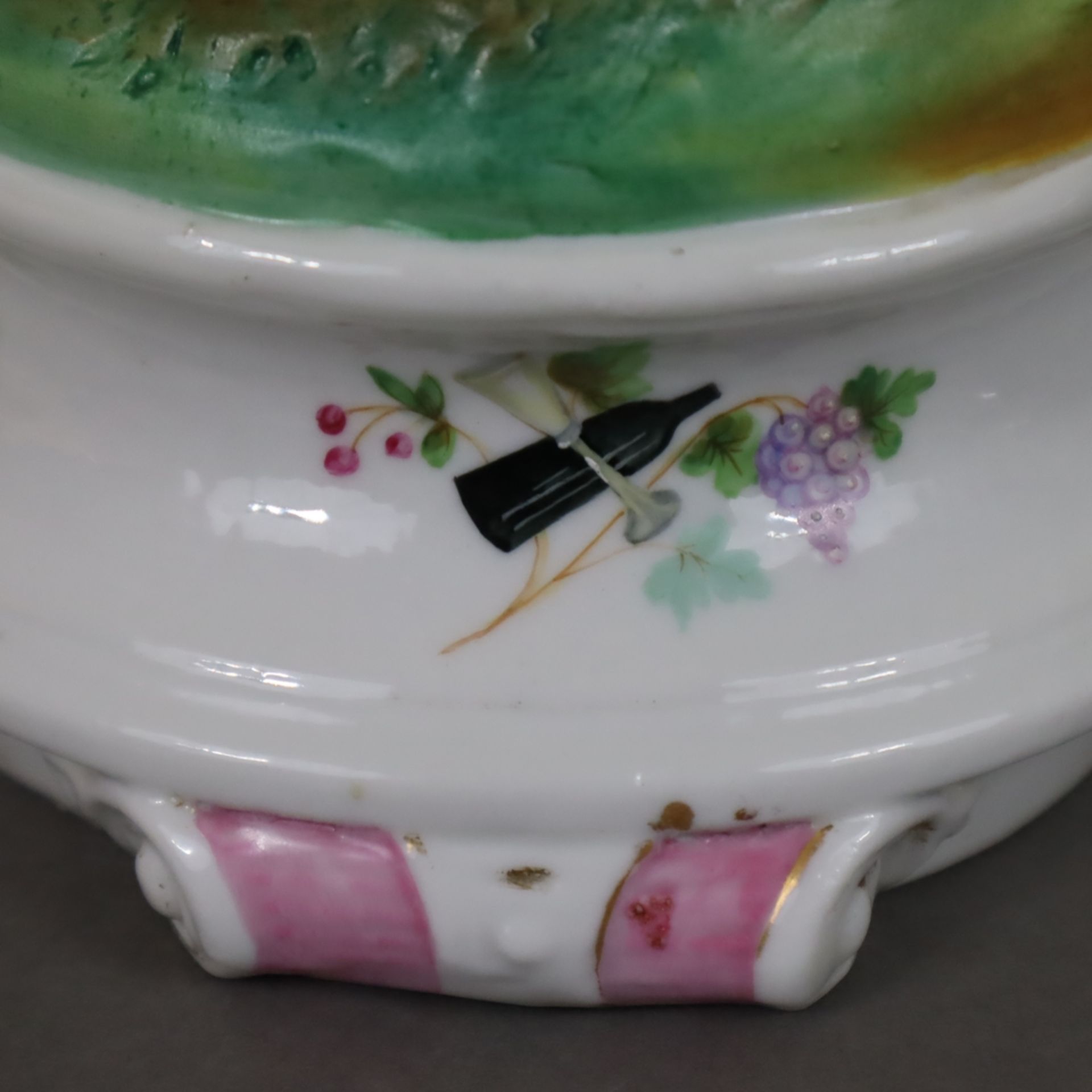 Figürlicher Kerzenständer - Porzellan, teils glasiert, auf rundem glasiertem Sockel Biskuitporzella - Bild 8 aus 11