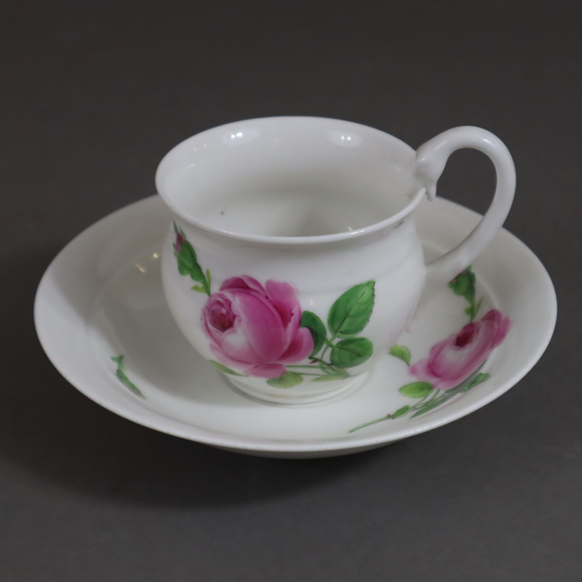 Schwanenhalstasse mit UT - Meissen, Porzellan, polychrom bemalt mit "Rote Rose"-Dekor, jeweils unte