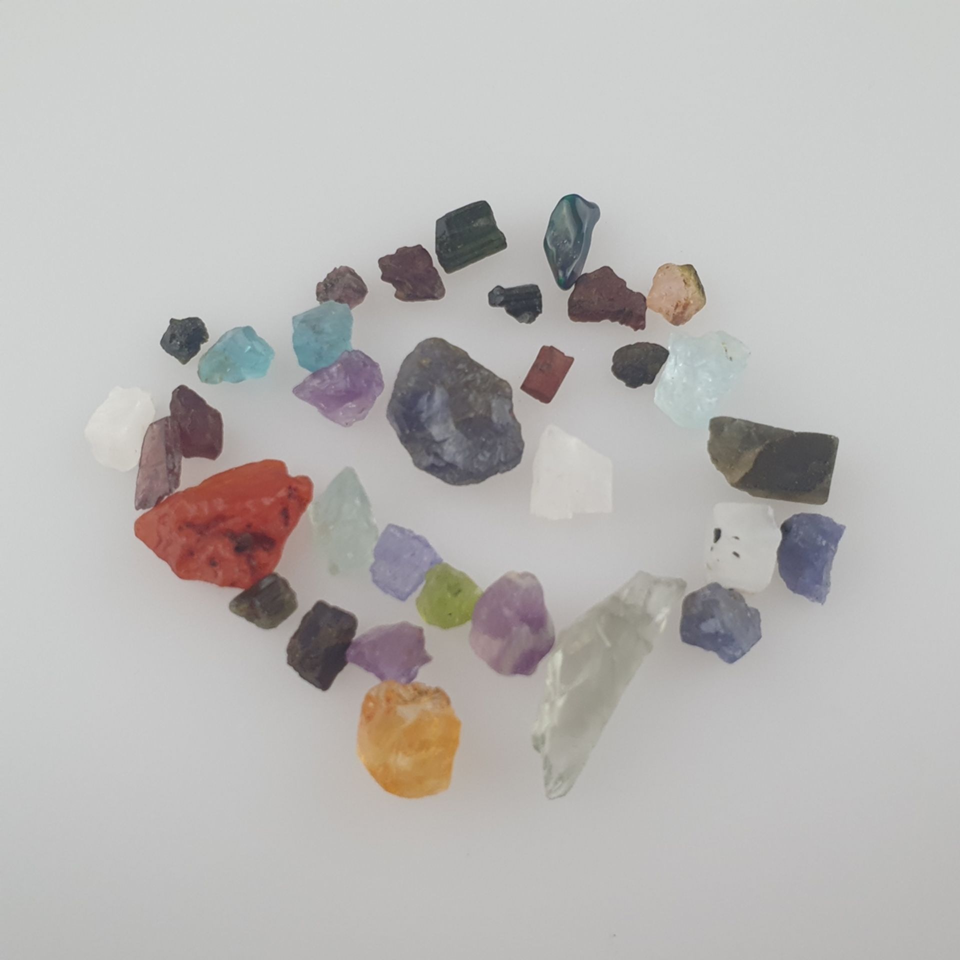 Konvolut lose Steine - zusammen ca. 105 ct., ung | 105cts Rough Gemstones Lot - Amethyst, Garnet, T - Bild 2 aus 3