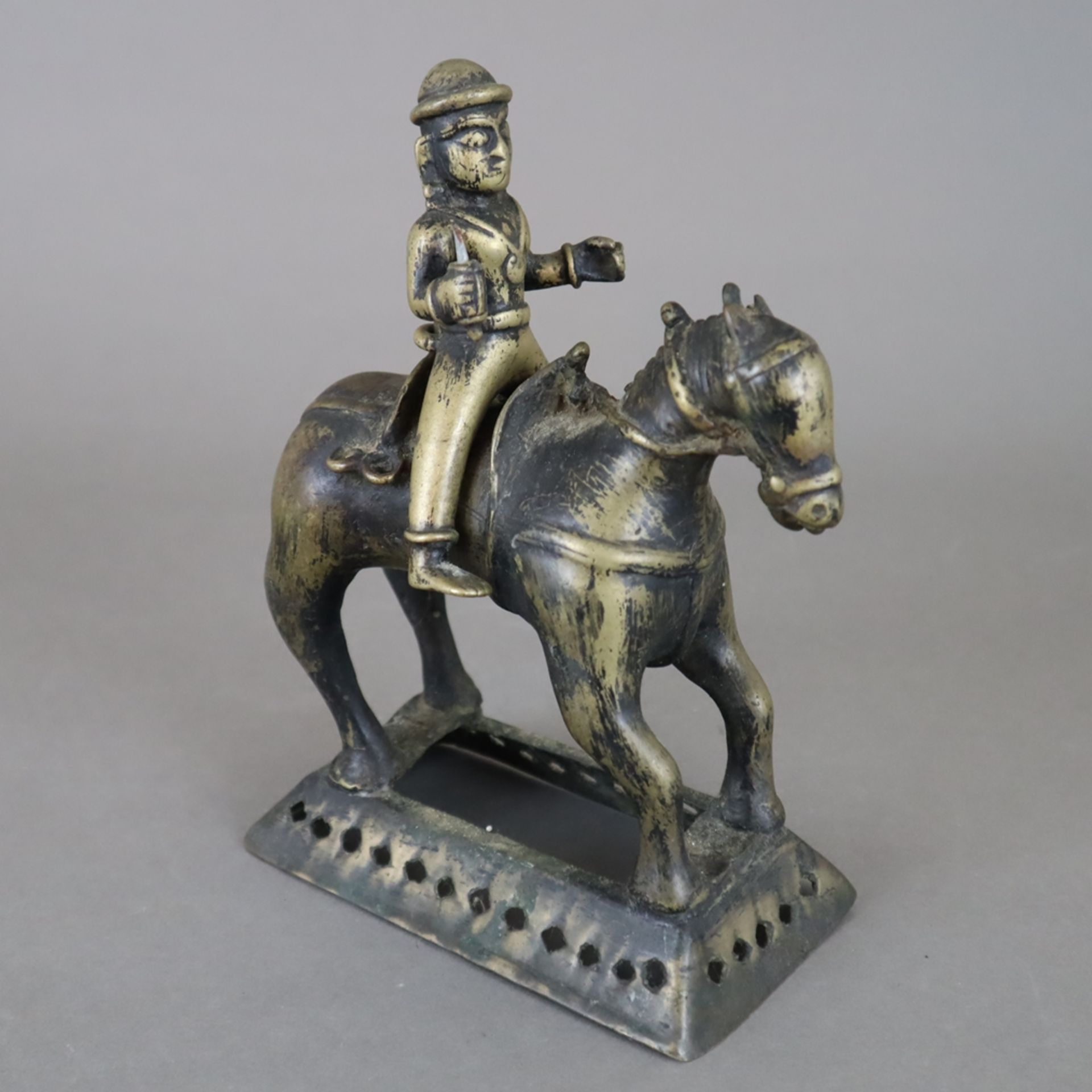 Reiter auf Pferd - Indien, gelbe Bronze, vermutlich die Gottheit Khandoba, die mit Shiva identisch - Bild 2 aus 9
