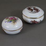 Zwei Deckeldosen - Meissen, Porzellan, 1x runde Dose mit Korbflecht-Relief, polychrome Blumen- und