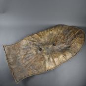 Lederschild der Kirdi - Kamerun, gewölbter Schild aus Rohhaut mit wulstigem Rand, außen sternförmig