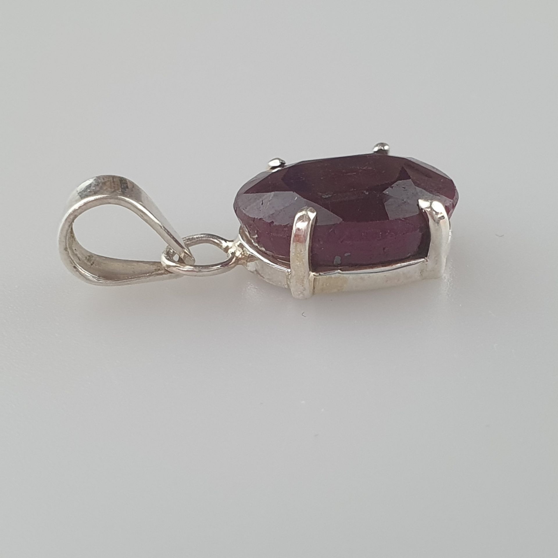 Rubin-Anhänger - 925er Silber, besetzt mit facettier | 925 Silver Pendant with a Ruby of 15ct, ca. - Bild 3 aus 4