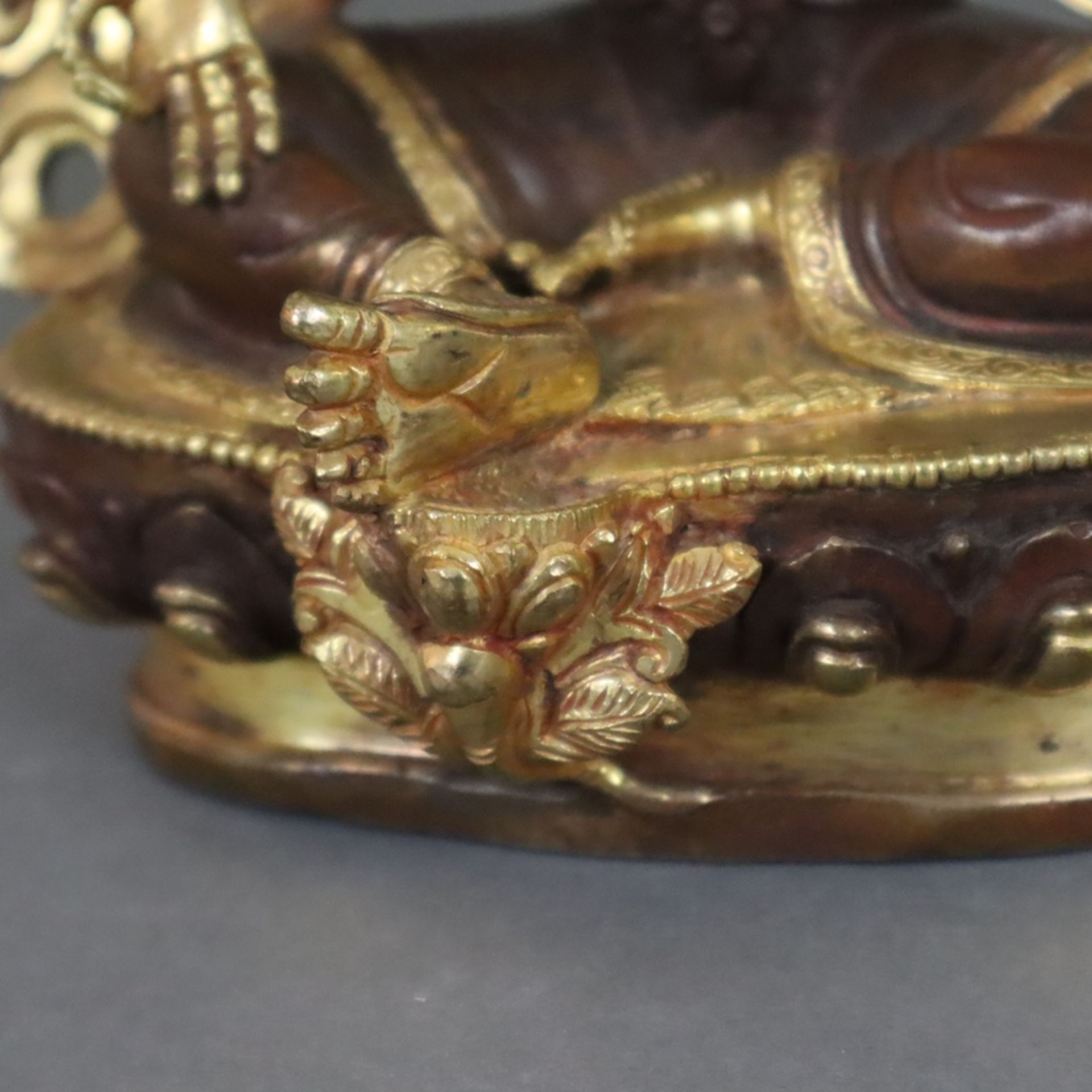 Tara Tronyer Chendze (skt. Bhṛkuti) - Nepal/Tibet, Kupferlegierung vergoldet, kultisch bemalt, in L - Bild 7 aus 8