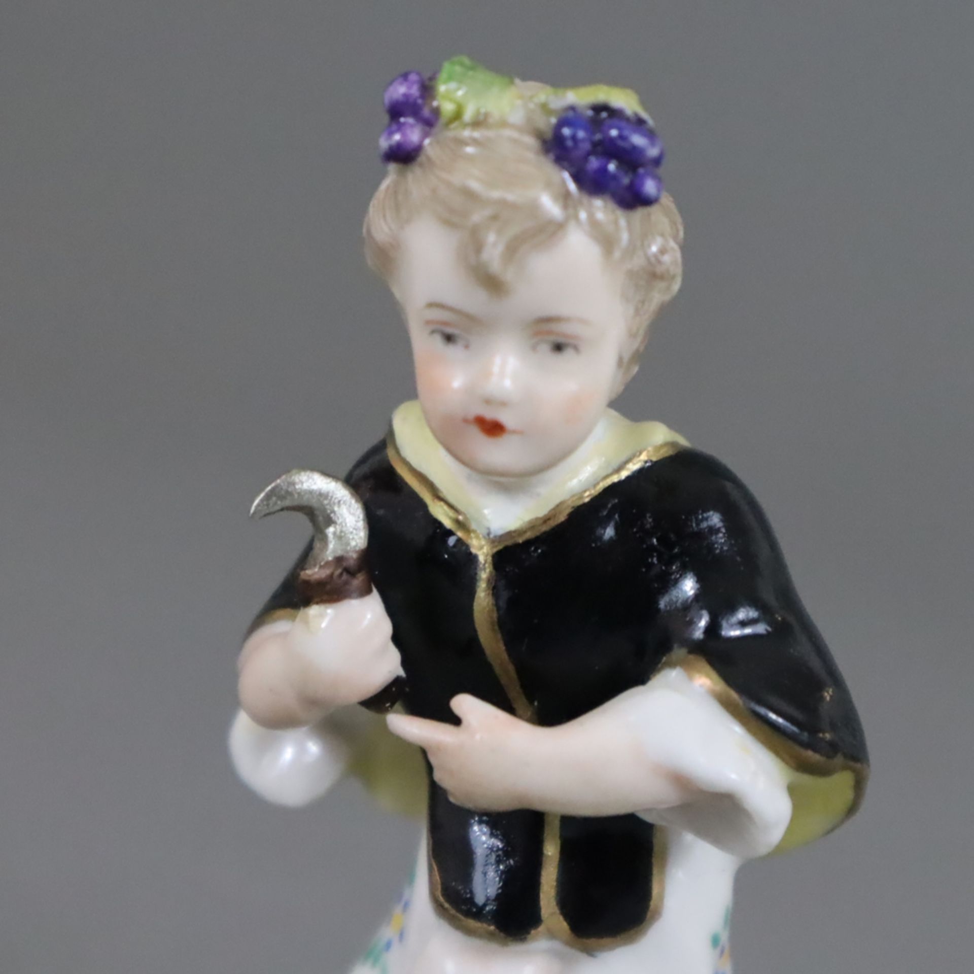 Allegorie auf den Herbst - Porzellan, farbig -und goldstaffiert, kleine Figurine mit Weinreben im H - Bild 2 aus 7