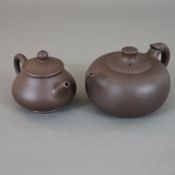 Zwei Zisha-Teekannen - China, dunkelbraunes Yixing-Steinzeug, Boden und Deckel mit Pressmarken, H./