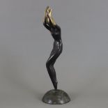 Bronzeskulptur - Weiblicher Akt auf Weltkugel, braun patiniert, stilisierter tanzender Akt mit flam