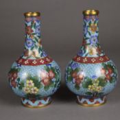 Paar kleine Cloisonné-Flaschenvasen - China, späte Qing-Dynastie, 19.Jh., balusterförmig mit langem