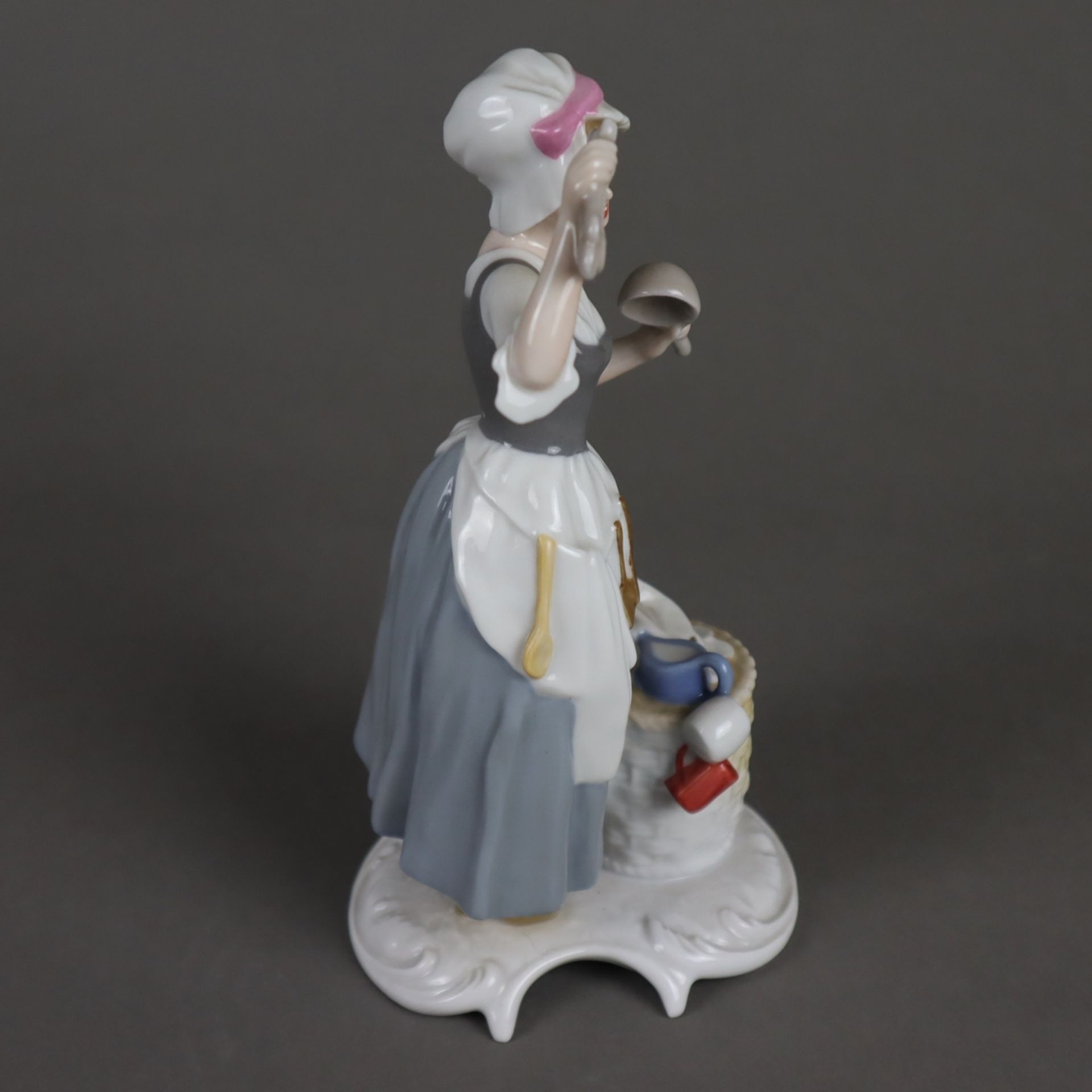 Porzellanfigur "Töpferin" - Goebel, Modellnr. 16 054 aus der Handwerker-Serie, Porzellan, polychrom - Bild 4 aus 7