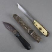 Zwei Messer - China / Himalaya-Region, nach 1900, davon 1 Klappmesser mit geschweifter Rückenklinge