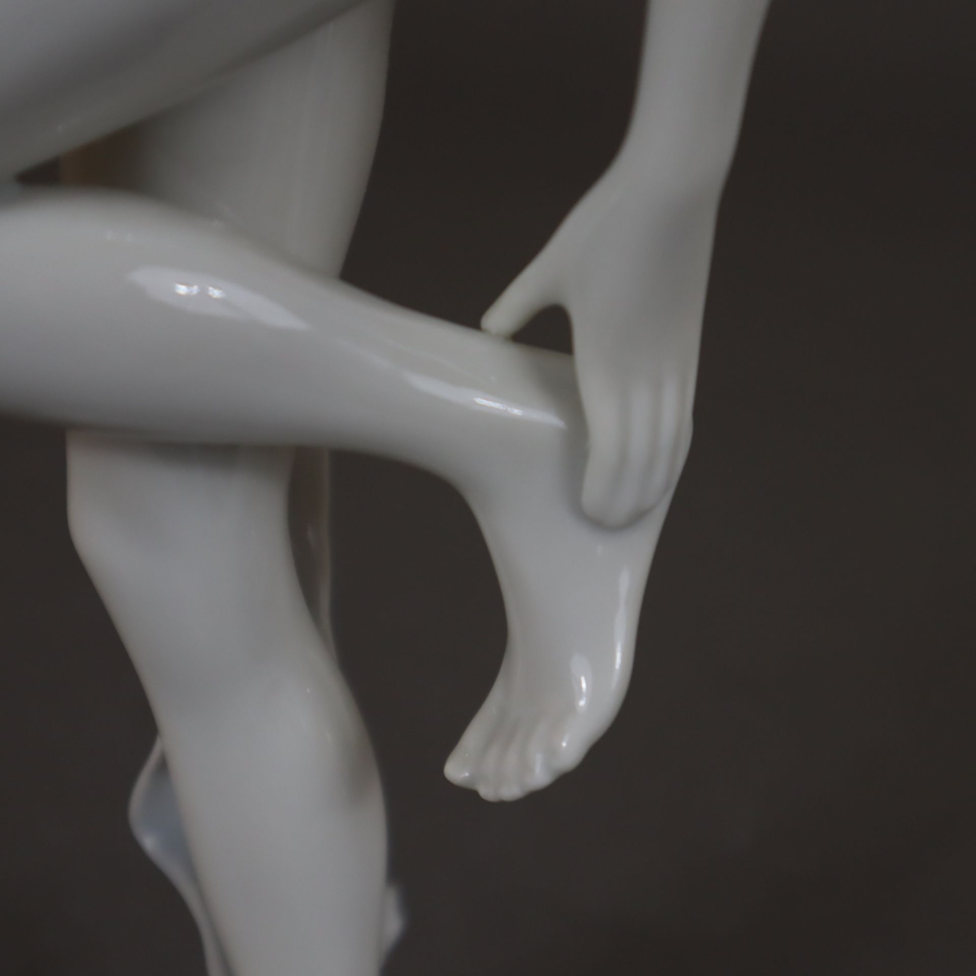 Badende mit Tuch - Metzler & Ortloff, weiblicher Akt im Art-Déco-Stil auf ovaler Plinthe, Porzellan - Bild 5 aus 8