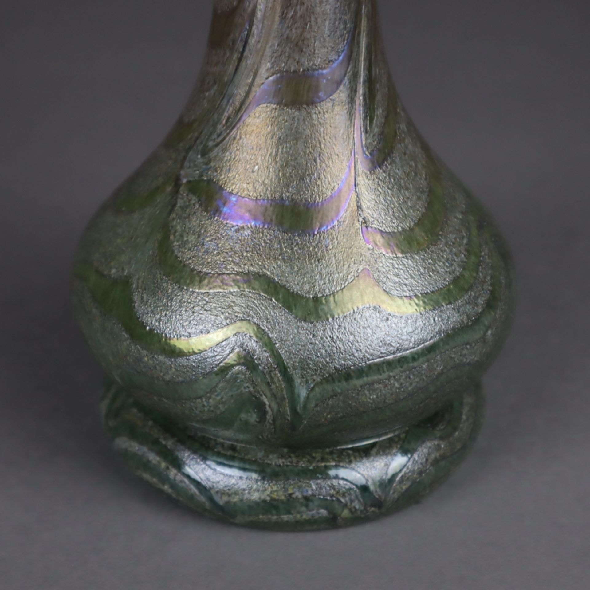 Jugendstil-Vase - irisiertes Glas mit farbigen Pulvereinschmelzungen, gebauchter Korpus mit langem - Bild 4 aus 8