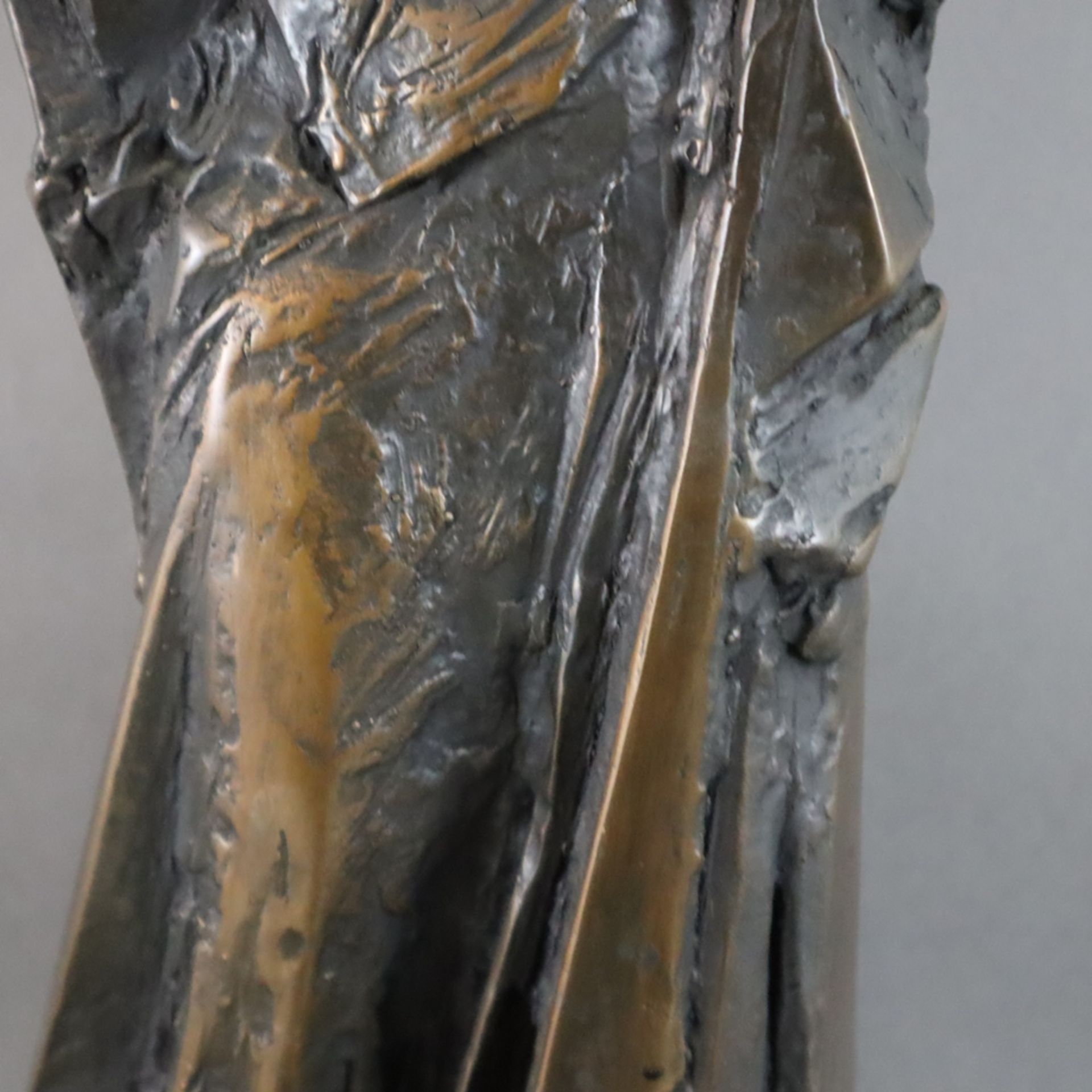 Spreng, Blasius (1913-München-1987) - Marienfigur, um 1960, Bronze, braun patiniert, Darstellung de - Image 5 of 11