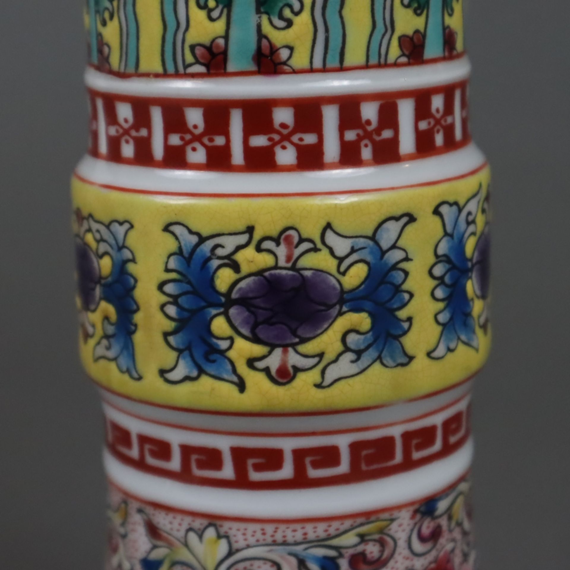 Vase - Porzellan, China 20.Jh., in traditioneller Gu-Form mit üppigem floralen Schmelzfarbendekor, - Bild 5 aus 8