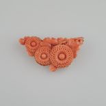 Florale Korallenbrosche - 18-Kt.-Gelbgold-Montage, verso ziergraviert, feinst geschnitzte hellrote