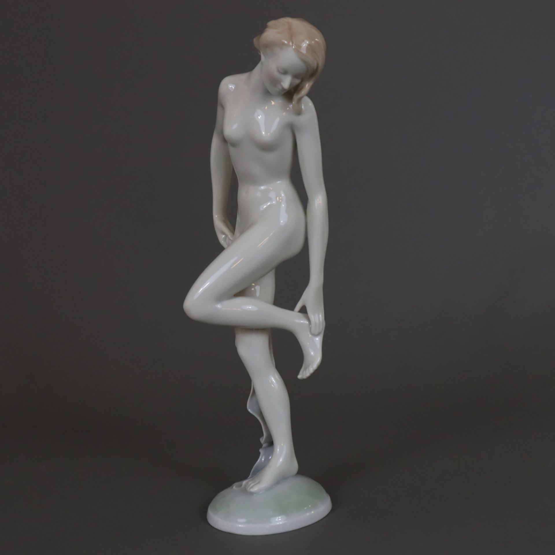 Badende mit Tuch - Metzler & Ortloff, weiblicher Akt im Art-Déco-Stil auf ovaler Plinthe, Porzellan