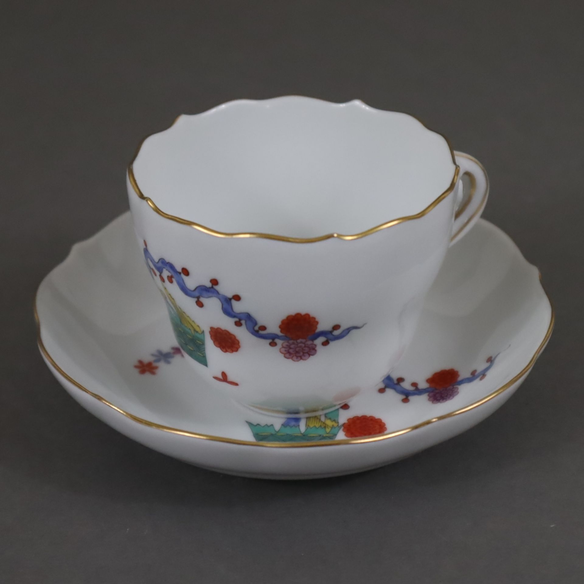 Mokkatasse mit UT - Meissen, Kakiemon-Dekor, Goldstaffage, Form "Neuer Ausschnitt", jeweils untergl