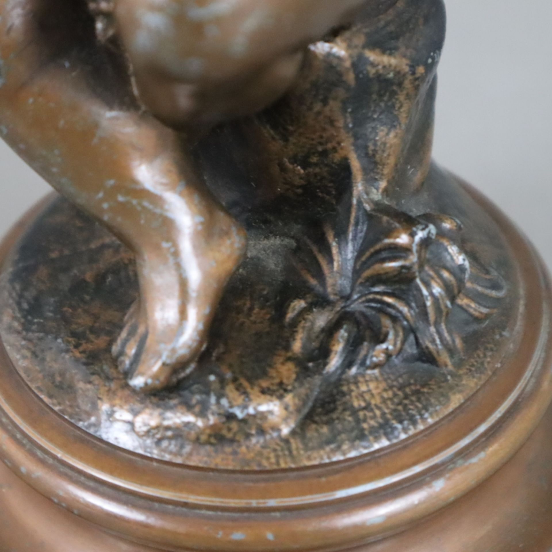 Figürliche Öllampe- 19.Jh., Metallguss, bronziert, auf Baumstumpfsockel sitzender Amor mit Pfeife, - Image 10 of 12