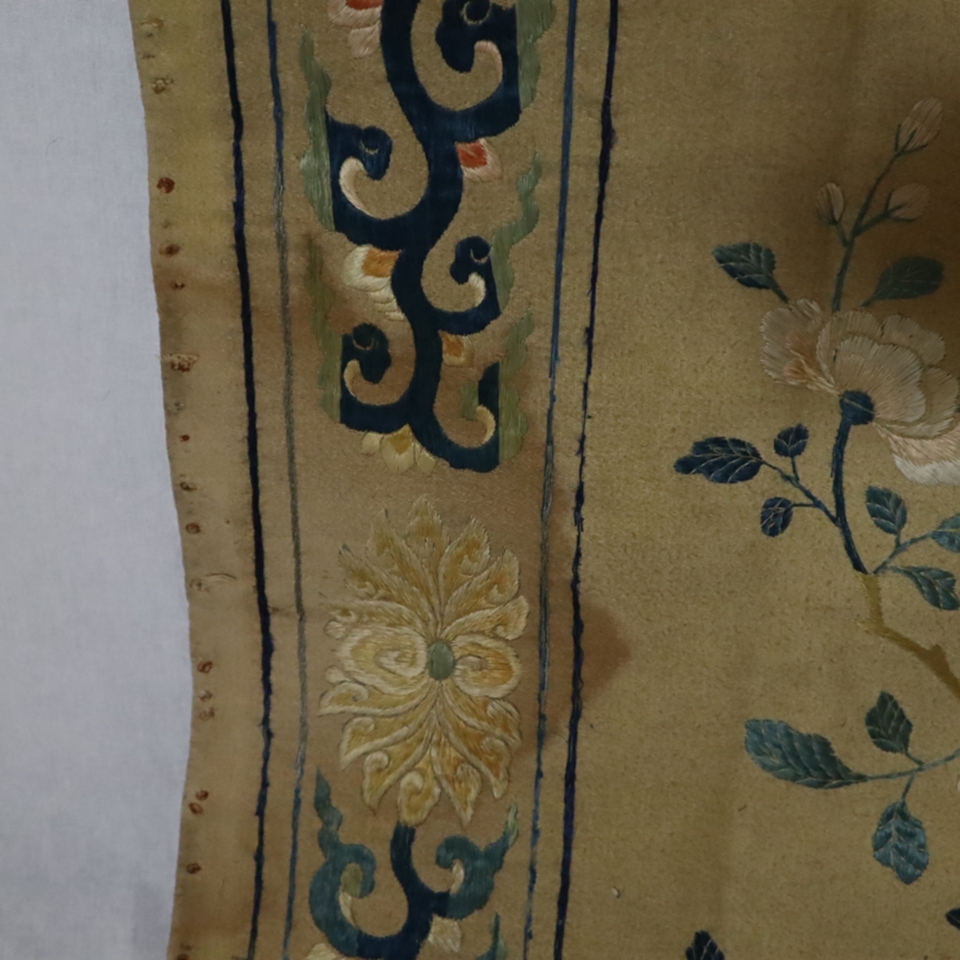 Bestickter Wandbehang - China, teils ausgehende Qing-Dynastie, sehr großes Textil bestickt mit blüh - Bild 10 aus 15